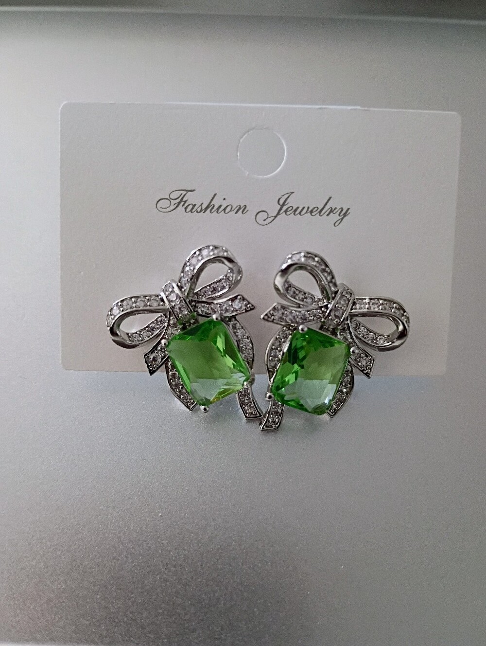 Fashion Jewelry Silver Bow Earrings with Bright Green Gemstones